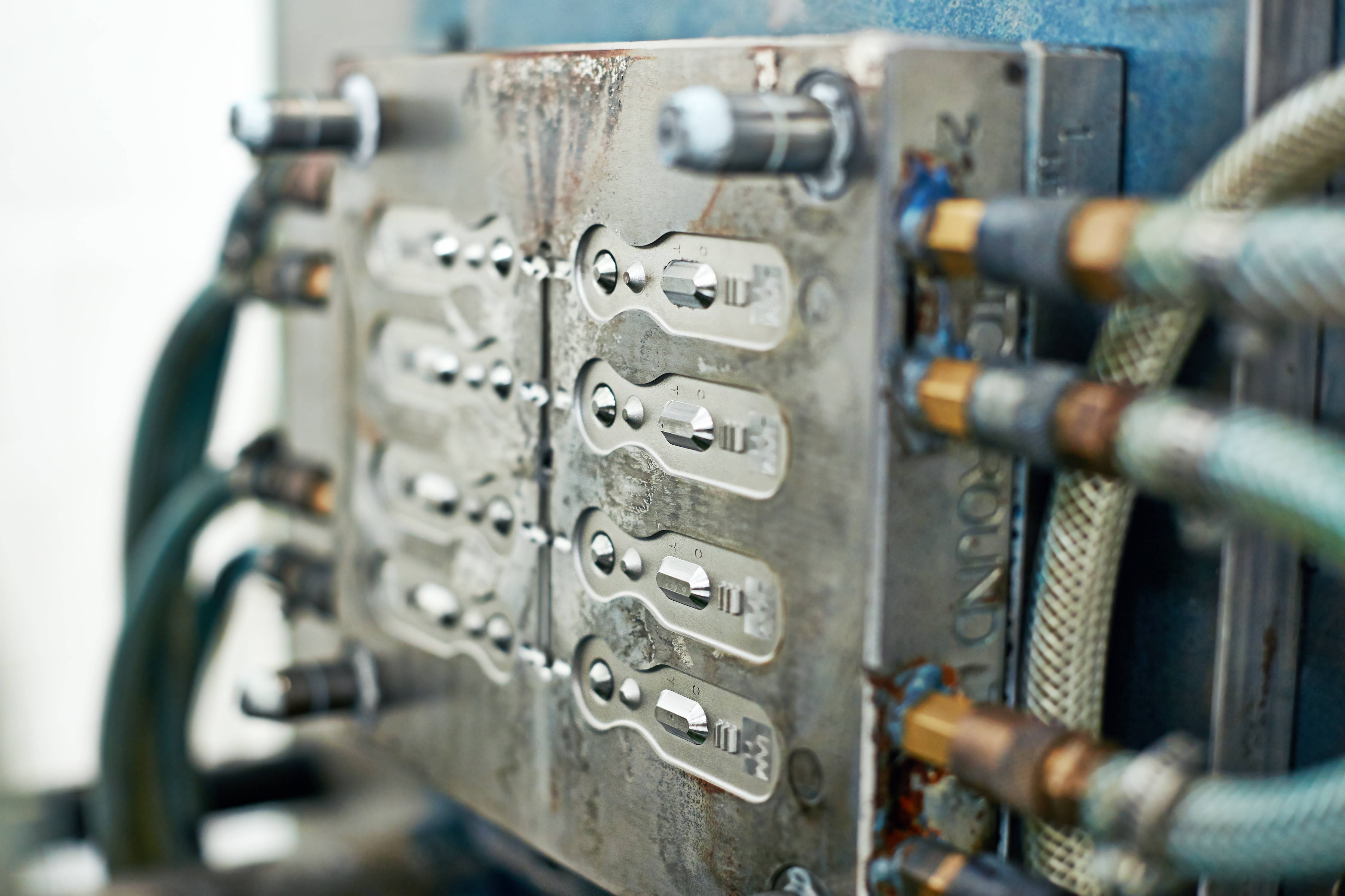 Plastik Enjeksiyon Üretiminde En Sık Yapılan Hatalar | Tabafix Kalıp Çözümleri